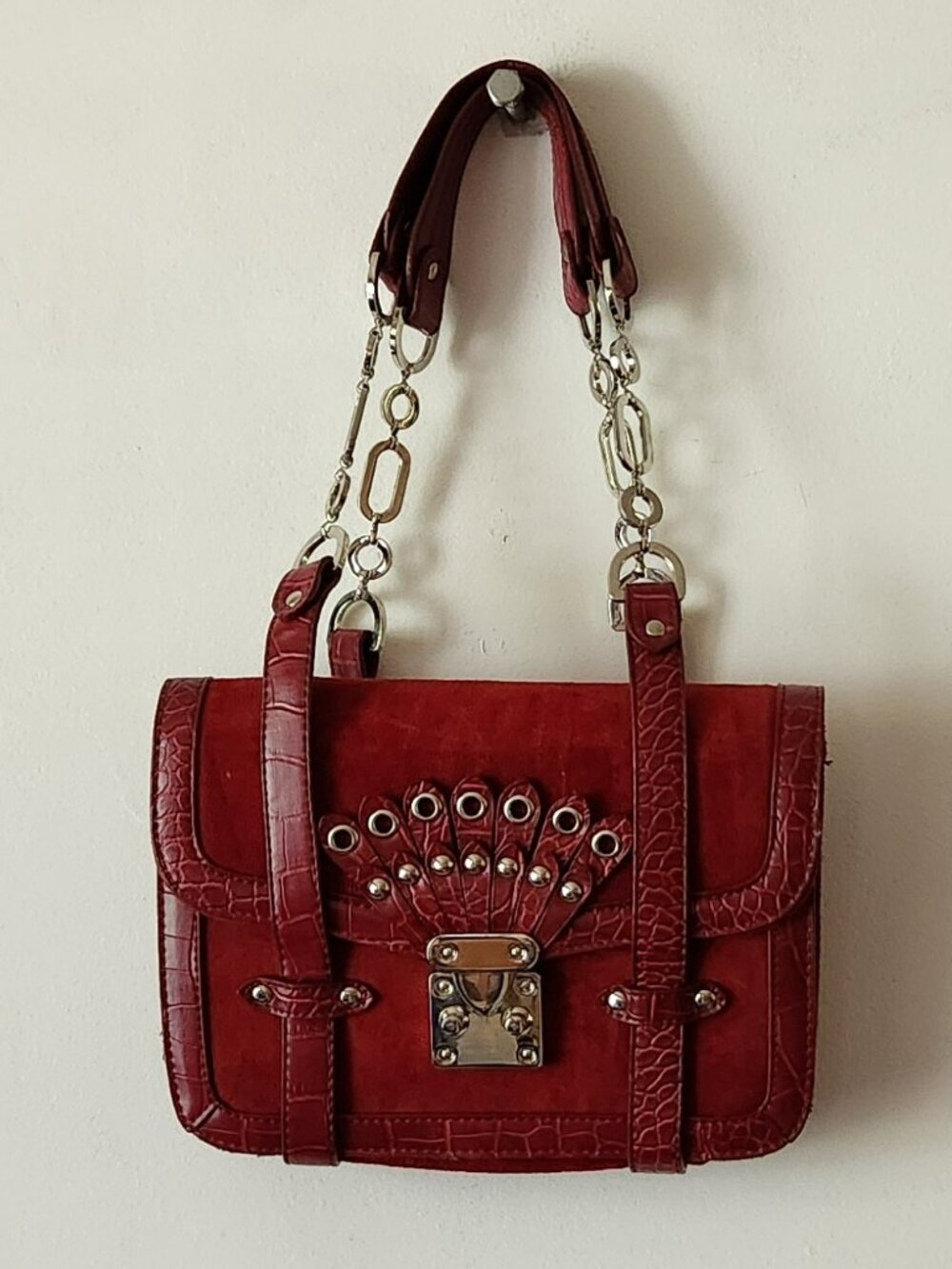 Rockstar girlfriend style shoulder bag faux suede red chains silver tone VGUC